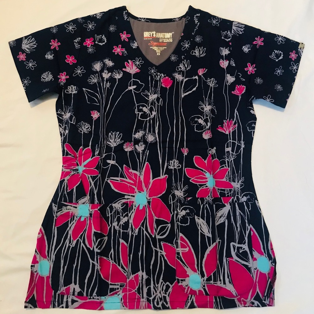 Closer Field V-Neck Scrub Top